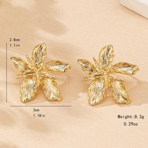 Boucles d'oreilles fleur dorées avec design en métal texturé et largeur de 3 cm