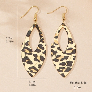 Fashion leopard print hollow teardrop earrings with dimensions and weight measurements