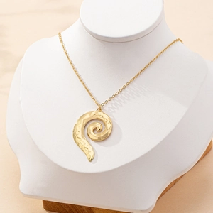 Collier doré élégant avec pendentif spirale martelé sur un support de présentation