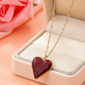 Elegante collana a catena dorata con ciondolo a cuore rosso scintillante per San Valentino