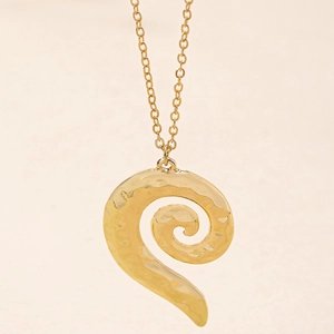 Élégant collier à pendentif spirale doré avec texture martelée sur une fine chaîne épurée