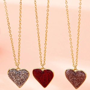 Tre collane con ciondolo a cuore glitterato placcate in oro in argento, rosso e bronzo