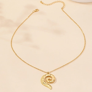 Détail du collier à pendentif spirale dorée avec texture martelée et fermoir mousqueton