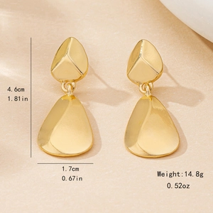 Boucles d'oreilles léopard dorées au design géométrique 3D pour un look tendance