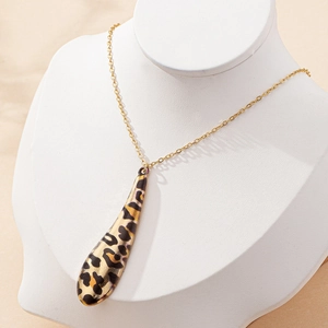 Collana chic con ciondolo a goccia leopardato dorato su espositore bianco