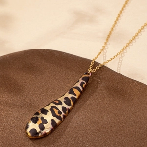 Collana con ciondolo a goccia maculato dorato con catena sottile per donne