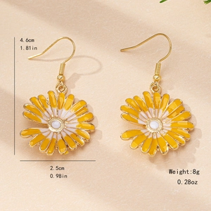 Élégantes boucles d'oreilles marguerites blanches et jaunes avec les dimensions