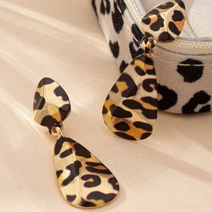 Boucles d'oreilles gouttes à motif léopard avec design géométrique chic en métal