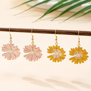 Élégantes boucles d'oreilles marguerites rose et jaune avec crochets dorés style champêtre