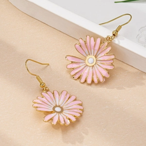 Boucles d'oreilles pendantes marguerite rose élégantes avec émail et plaqué or