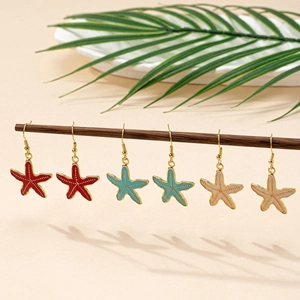 Boucles d'oreilles étoile de mer en émail rouge bleu et beige suspendues sur bois