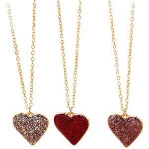 Tre collane minimaliste a cuore dorato con ciondoli glitterati argento, rossi e bronzo