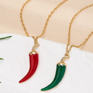 Ensemble de colliers à pendentif piment en émail rouge et vert avec chaîne dorée