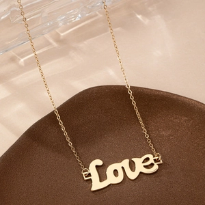 Collier doré élégant avec un pendentif LOVE romantique sur une chaîne classique à maillons