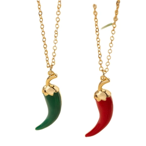 Colliers pendentifs piment en émail rouge et vert avec des chaînes dorées chic