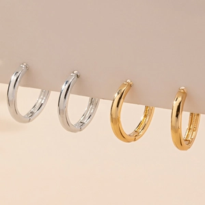 Minimalistische geometrische Creolen in Gold und Silber mit poliertem Spiegeleffekt