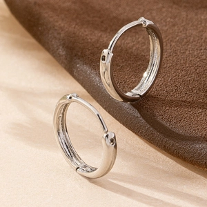 Minimalistische silberne geometrische Creolen für Damen mit poliertem Hochglanz-Finish