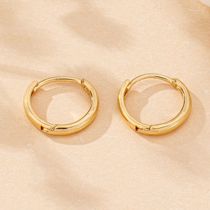 Detailansicht polierter geometrischer Ohrringe mit 18K Goldbeschichtung und Gelenk