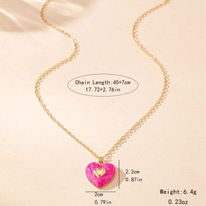 Collar con colgante de corazón de esmalte de mármol rosa y detalles de medidas del producto