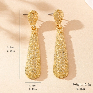 Longues boucles d'oreilles dorées en forme de goutte avec texture mate et dimensions