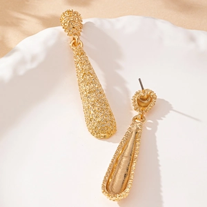Boucles d'oreilles pendantes géométriques dorées mates avec texture givrée élégante