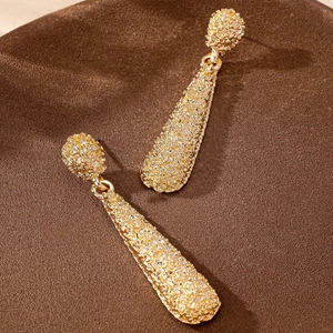 Boucles d'oreilles pendantes dorées géométriques avec une texture de lave unique
