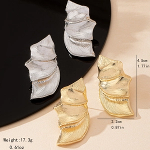 Boucles d'oreilles feuilles dorées et argentées au design texturé élégant