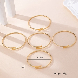 Ensemble de cinq joncs dorés minimalistes au design croisé élégant pour femmes