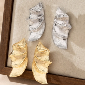 Boucles d'oreilles élégantes en forme de feuille, dorées et argentées, métal brossé