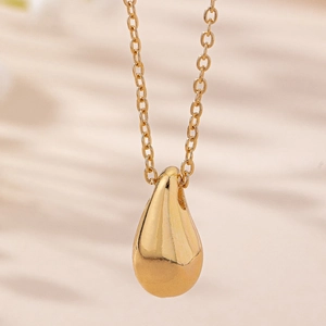 Eleganter goldener Wassertropfen-Anhänger mit feiner Kette für Damen im Alltag