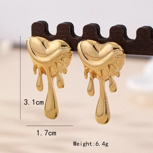 Élégantes boucles d'oreilles cœur en métal fondu doré avec un design effet miroir