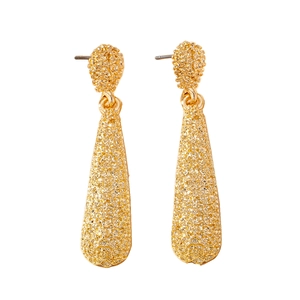 Boucles d'oreilles pendantes dorées mates avec texture givrée et design géométrique chic