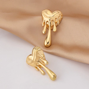 Boucles d'oreilles cœur en or au design fluide et finition miroir haute brillance