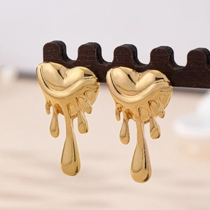 Boucles d'oreilles cœur fondu doré élégantes pour femmes avec fini métal brillant