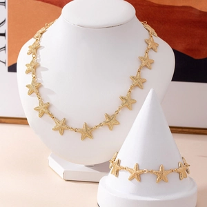 Parure collier et bracelet étoile de mer dorée avec texture mate et givrée
