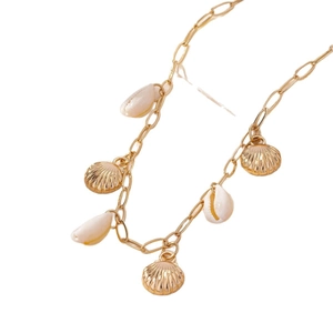 Collier bohème doré avec coquillages naturels et pendentifs dorés pour les vacances à la plage
