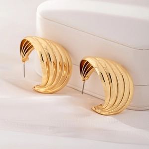 Boucles d'oreilles créoles C épaisses en métal doré pour femmes avec texture côtelée brillante
