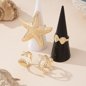 Set di 4 anelli dorati da donna con stelle marine e conchiglie stile vacanza al mare