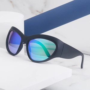 Lunettes de soleil sport noir mat avec verres irisés bleu-vert sur marbre