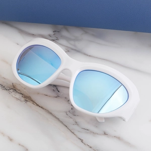 Lunettes Y2K rétro de cyclisme à monture ovale blanche et verres miroirs bleus sur marbre
