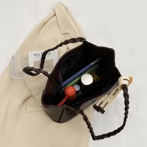 Vue macro de la capacité interne du sac fourre-tout avec ordinateur et accessoires