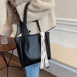 Sac fourre-tout noir tissé minimaliste avec coutures blanches et ruban en soie