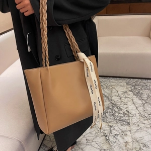 Sac fourre-tout marron pour femme avec poignée tressée et ruban au design minimaliste chic