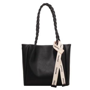 Sac fourre-tout noir tissé classique avec coutures contrastées et bandoulière décorée