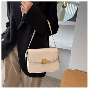 Détail du petit sac à bandoulière rectangulaire blanc crème avec fermoir doré mat de luxe
