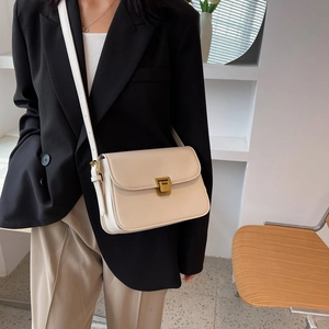 Sac bandoulière minimaliste en cuir mat beige avec boucle rectangulaire dorée