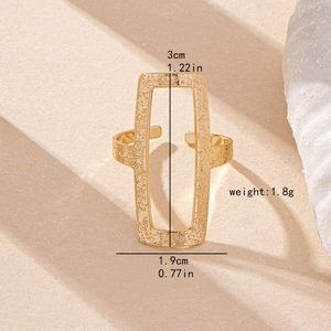 Anello aperto quadrato dorato con texture martellata, gioiello geometrico da donna