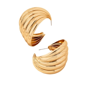 Créoles dorées minimalistes avec texture nervurée et une finition métallique élégante