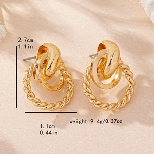 Élégantes boucles d'oreilles créoles géométriques dorées torsadées au fini poli