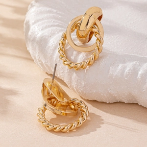 Boucles d'oreilles créoles dorées géométriques avec un design torsadé vintage élégant